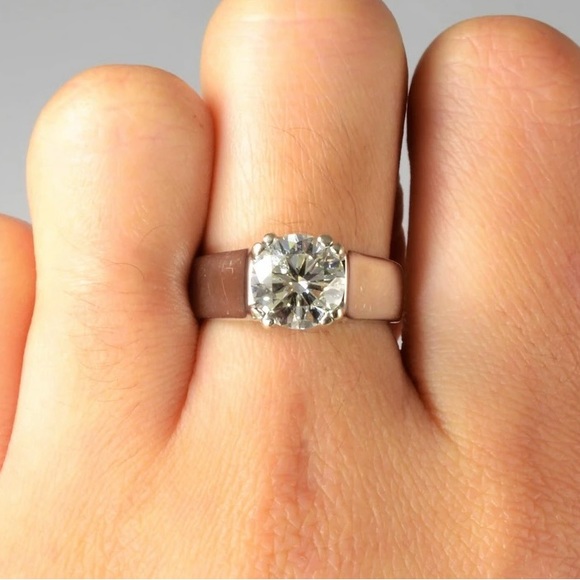 2ct White Gold Diamond Ring - Picture 2 of 4